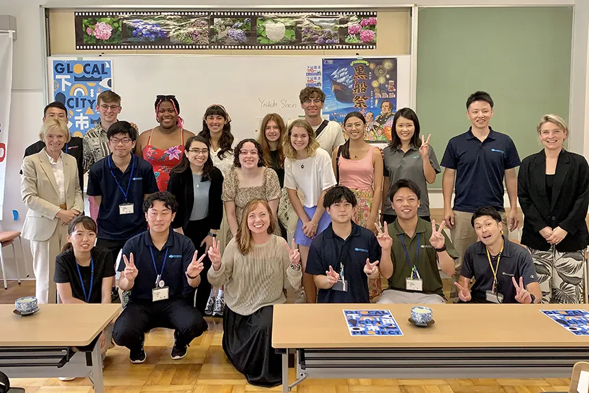 Students meet the mayor of Shimoda