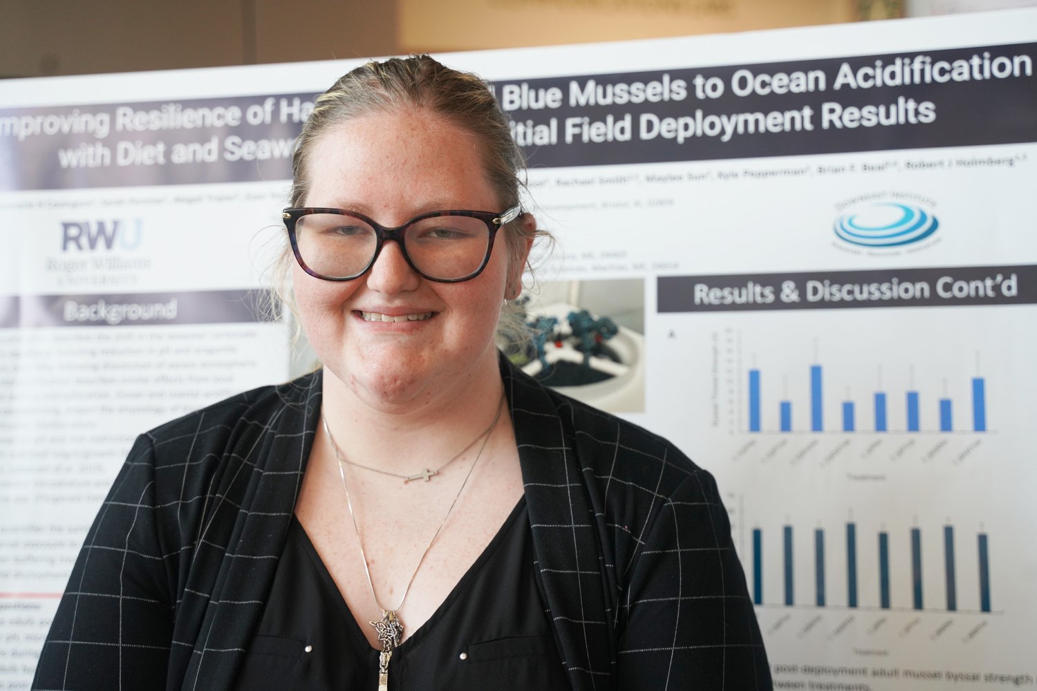 Senior Annamarie Covington studied how seawater pH and diet impact blue mussel resilience, offering insights for aquaculture amid climate change.