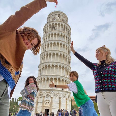 Students taking a photo in front of the Leaning Tower of Pisa
