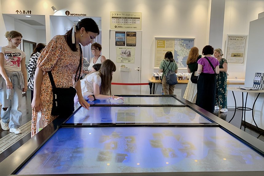 Students explore a museum in Yokosuka